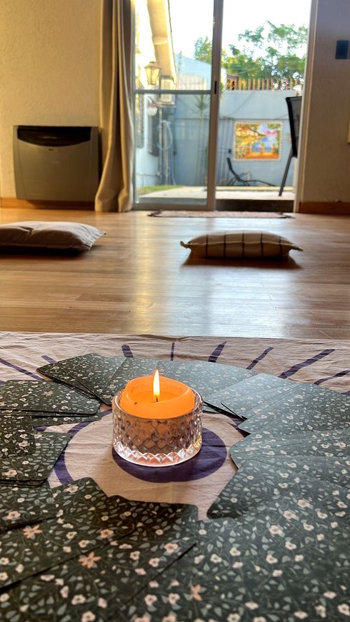Velas y cartas preparadas para un círculo