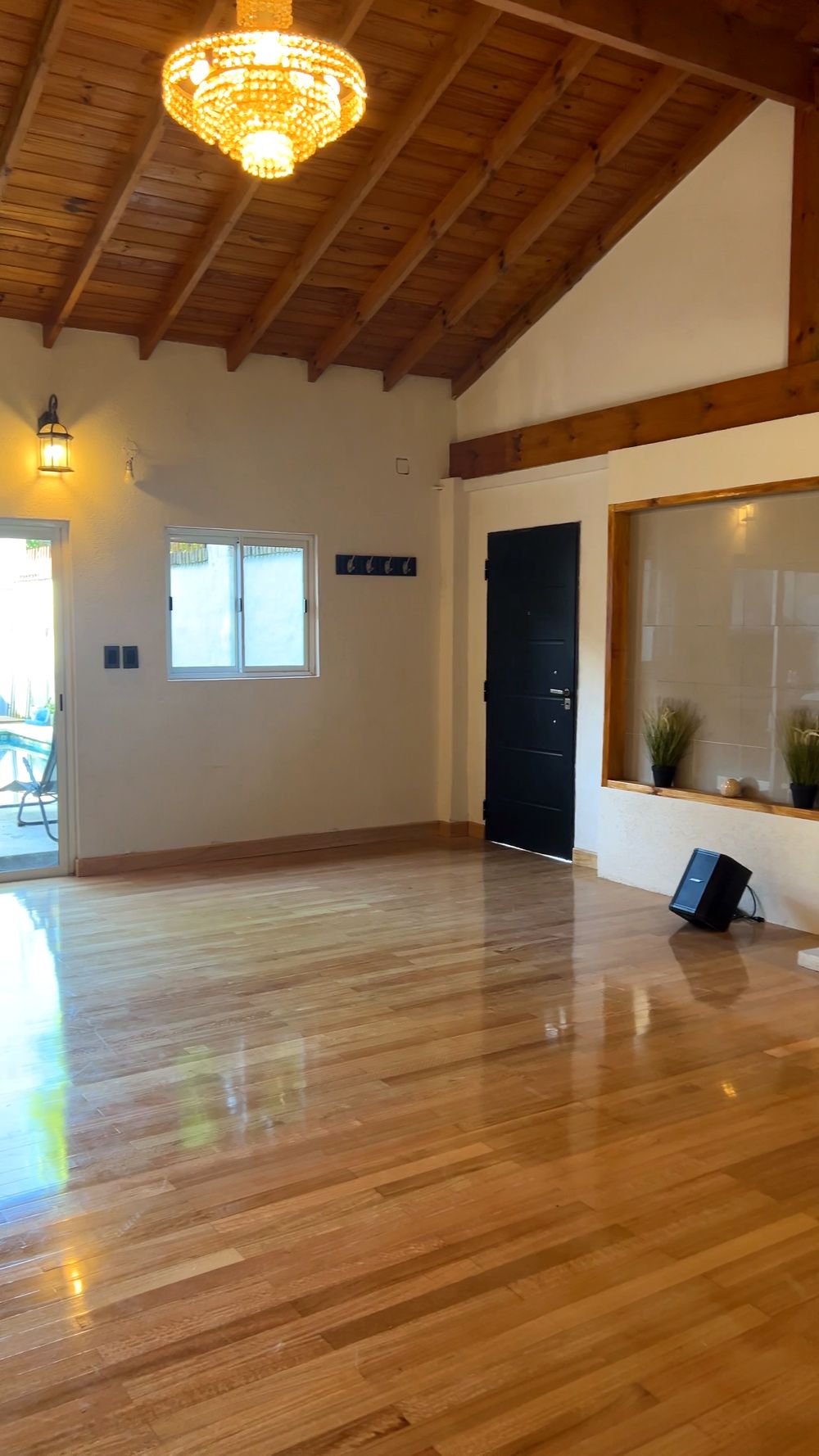 El salón vacío, con la salida al patio