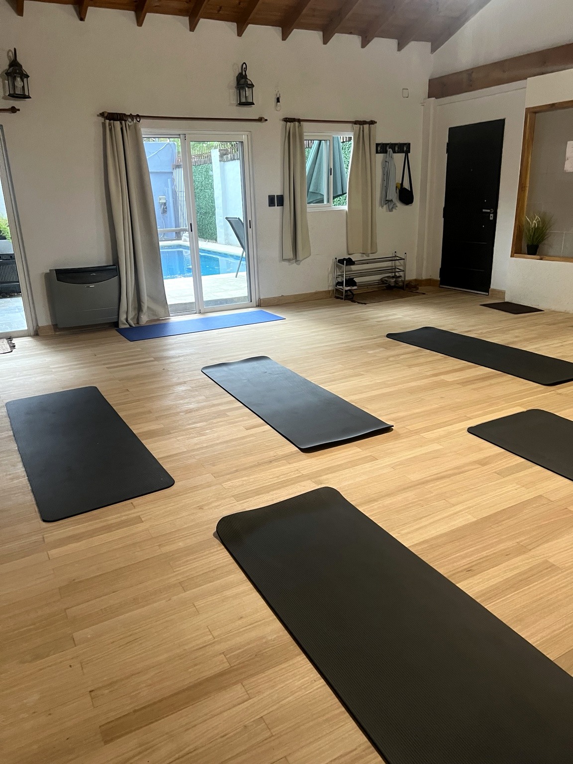 Salón de Espacio Sol del Mar con mats de yoga dispuestos sobre piso de madera