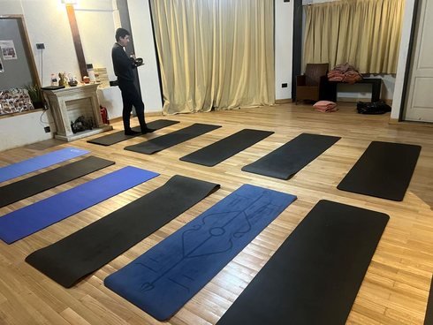El salón preparado con colchonetas