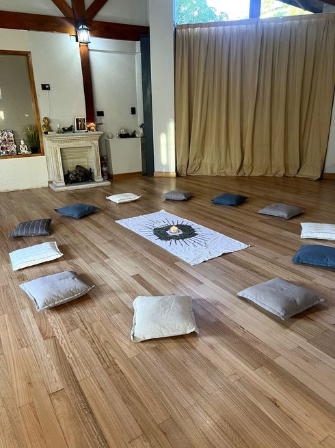 Círculo de almohadones alrededor de una vela