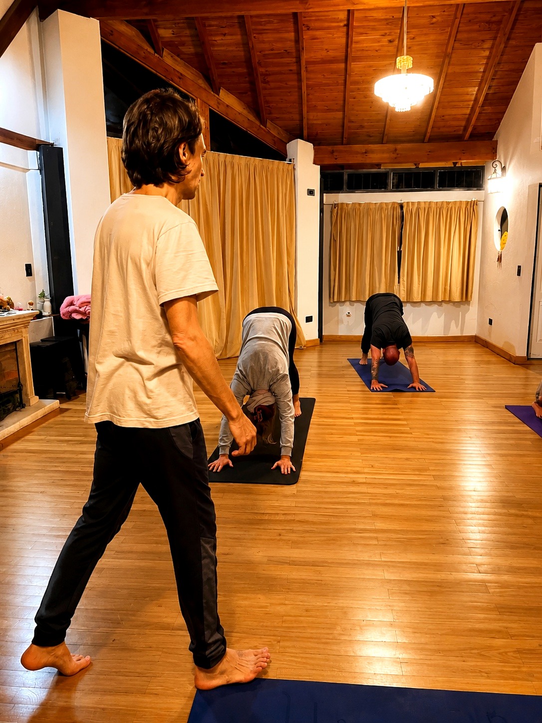 León, profesor de Vinyasa en Espacio Sol del Mar