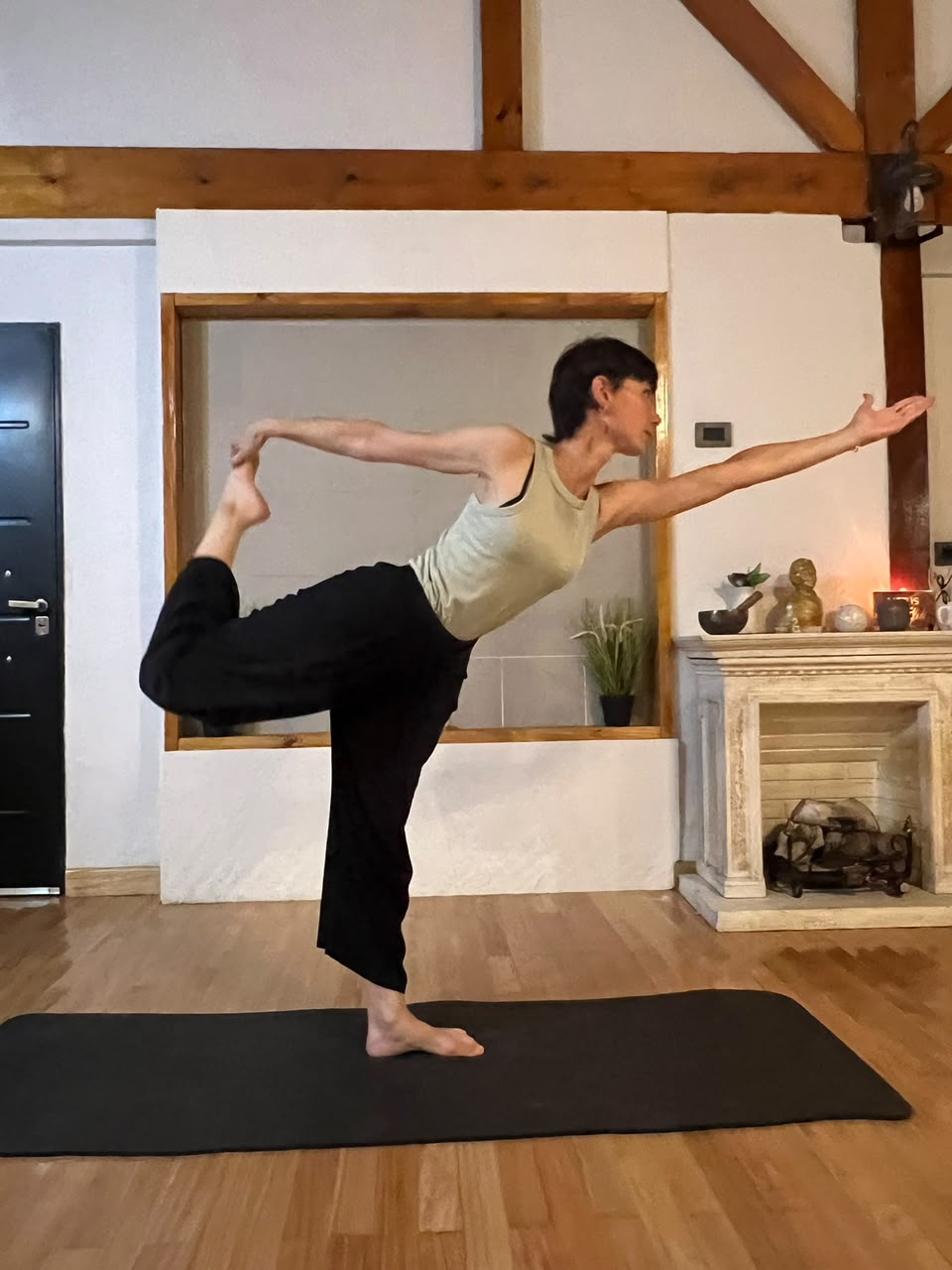 Yanu en postura sentada de meditación durante una clase de Hatha Yoga en Espacio Sol del Mar