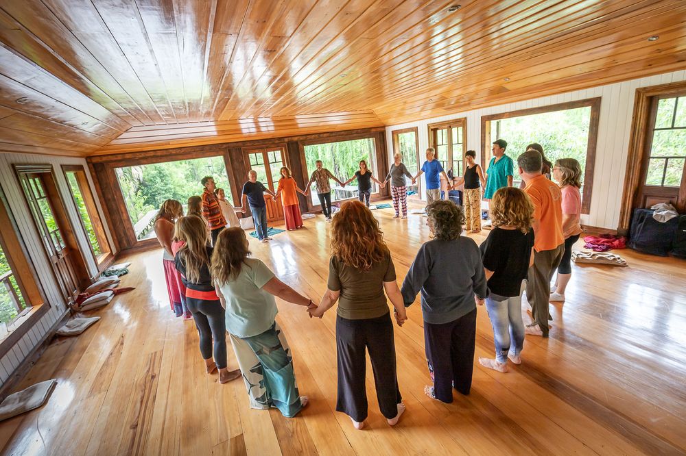 La ronda tomados de las manos en el salón de Casa Árbol