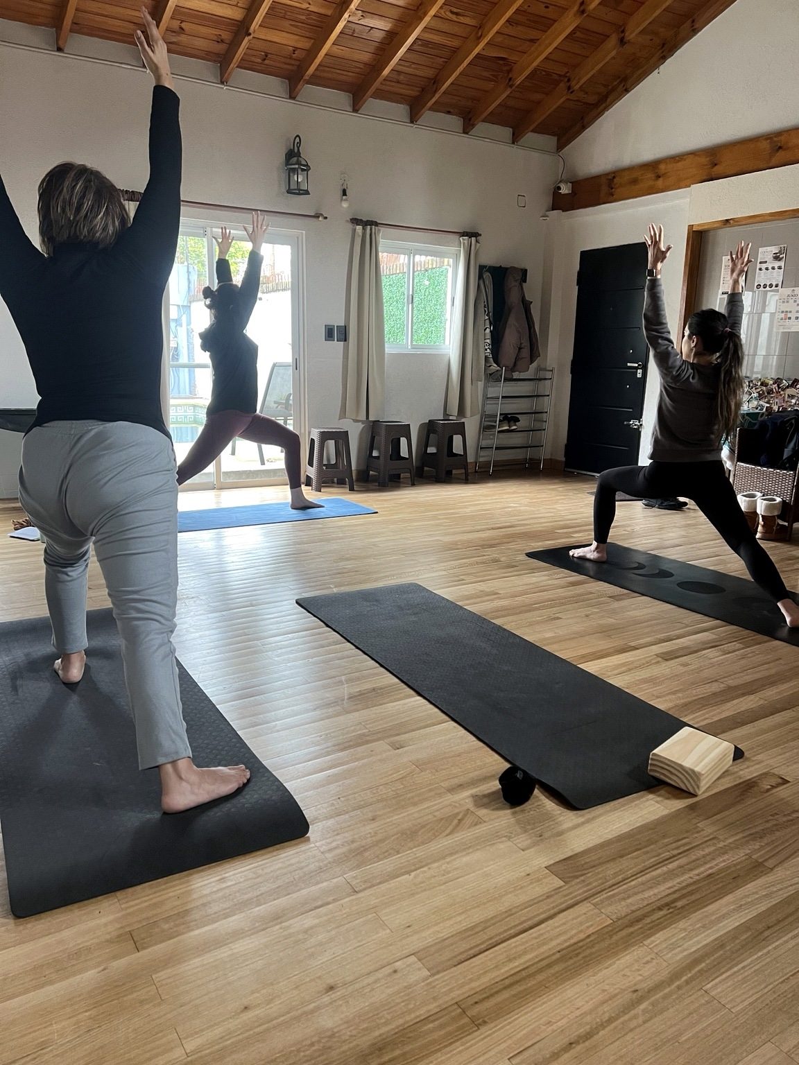 Ana dando clase de Yoga Flow junto a alumnas practicando en Espacio Sol del Mar