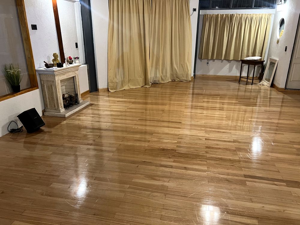 El salón vacío, visto a lo ancho