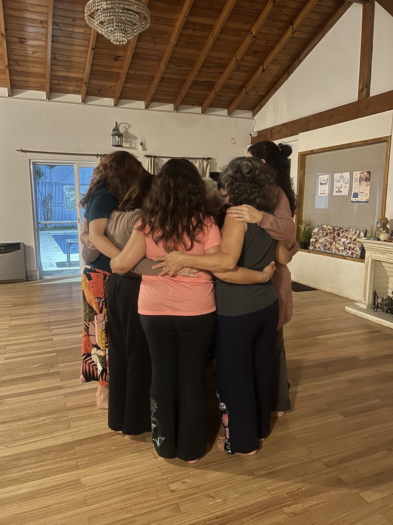 Abrazo grupal al cierre de un encuentro