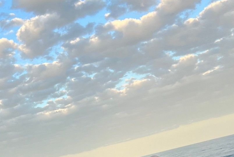 Cielo con nubes sobre el horizonte del mar